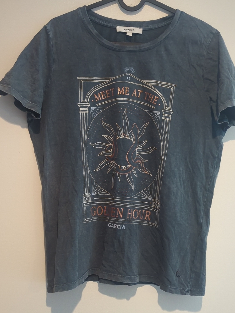 Women's Slate Gray Graphic Tee - "Meet Me at the Golden Hour"
